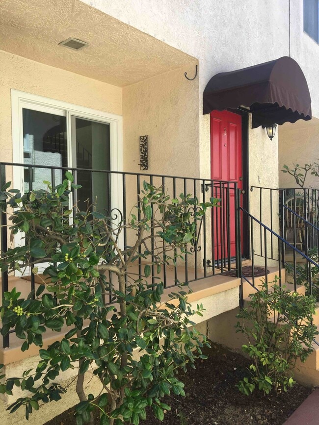 Building Photo - 3033 Hollycrest Dr Unit #3