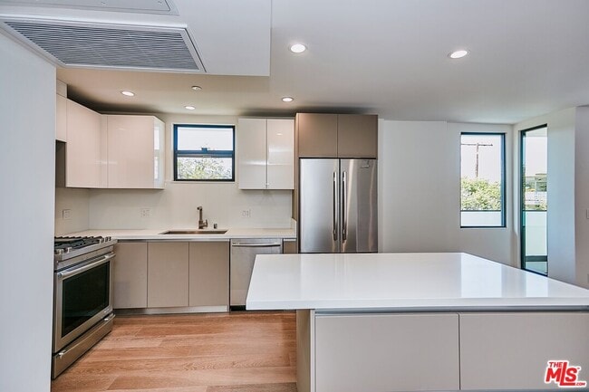 Photo - 328 N Maple Dr Unit 306