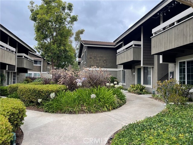 Building Photo - 61 Streamwood Unit 61