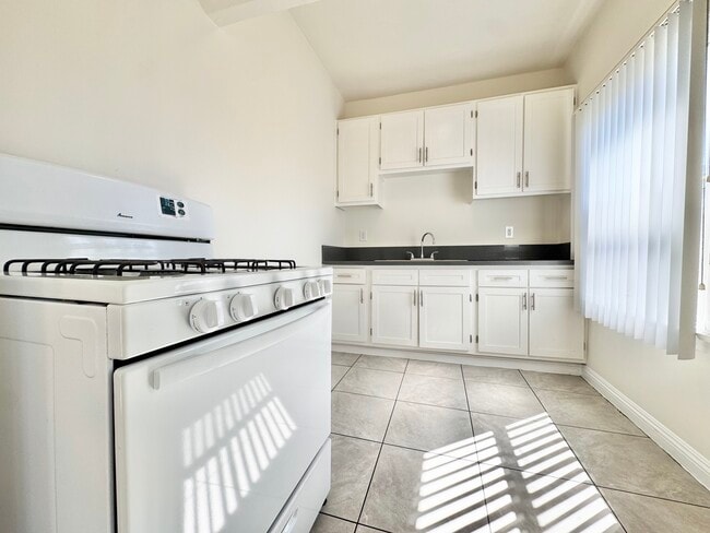 Building Photo - 415 S Westlake Ave Unit 201 Rental