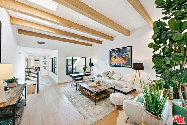 Building Photo - 6502 Dume Dr Rental