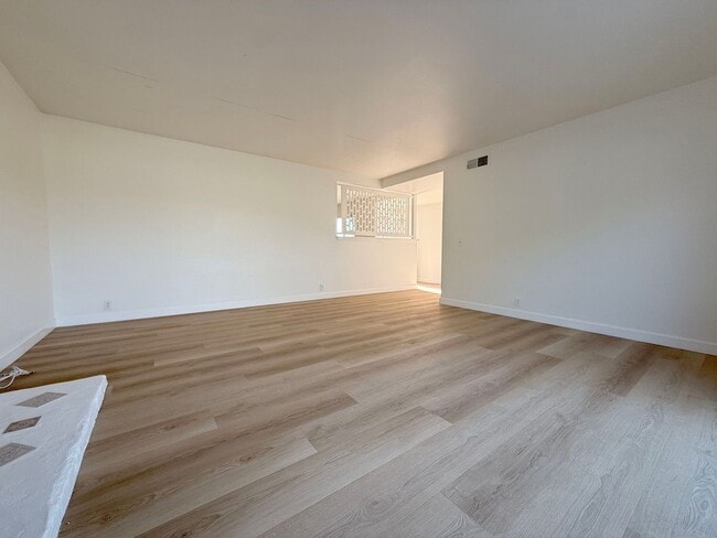 Photo - 4 Bed +2 Bath + 2 Car Garage - South HB