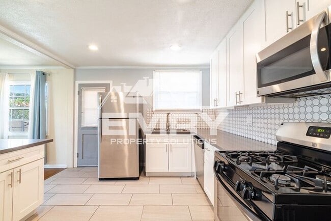 Building Photo - Upgraded 3 bed 1 bath unit in Los Angeles 90063