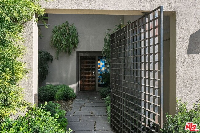 Photo - 1026 N Tigertail Rd House