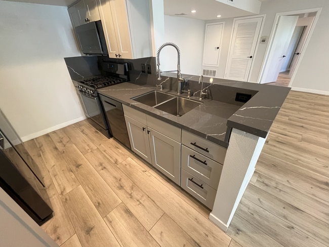 Fully renovated kitchen - 4249 Longridge Ave Unit 208