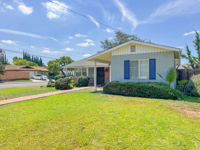 Photo - 9856 La Rosa Dr House