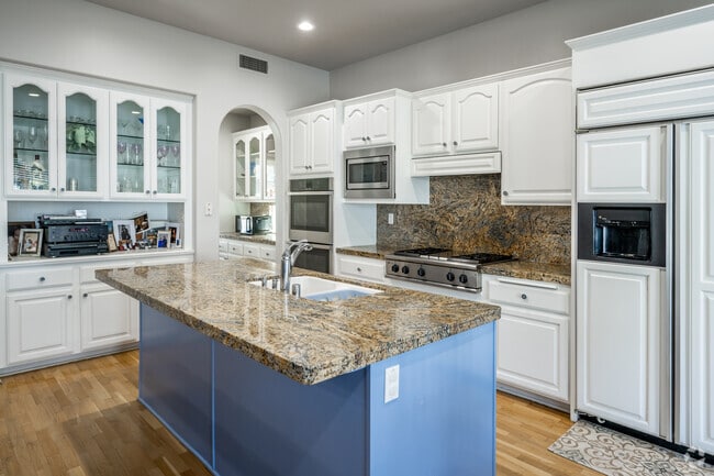 5BR, 3.5BA - 3,200SF - Kitchen - 3225 E Ocean Blvd