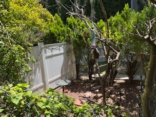 Private Garden just for unit - 1725 1/2 Malcolm Ave Townhome