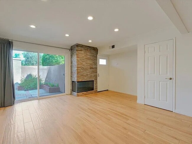 Photo - 25761 Le Parc Unit 87