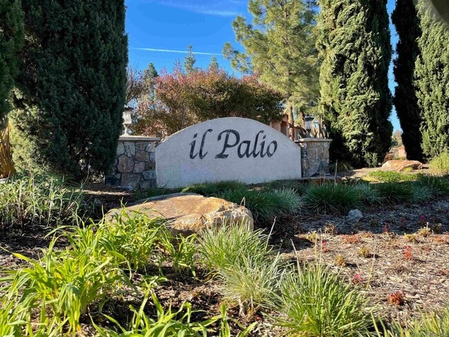 Building Photo - Great One Bedroom Condo w/ A/C Unit 258