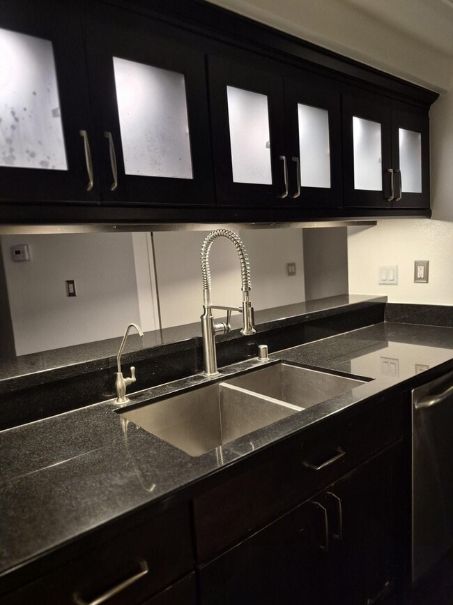 Building Photo - 600 W 9th St Unit 207