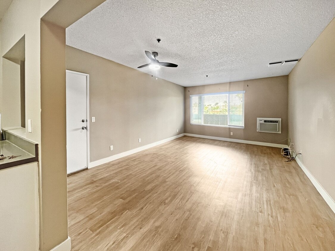 Floor Plan - 2/2 Standard - 05
