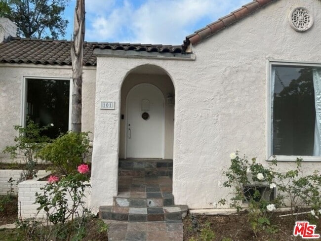 Photo - 101 N La Peer Dr House