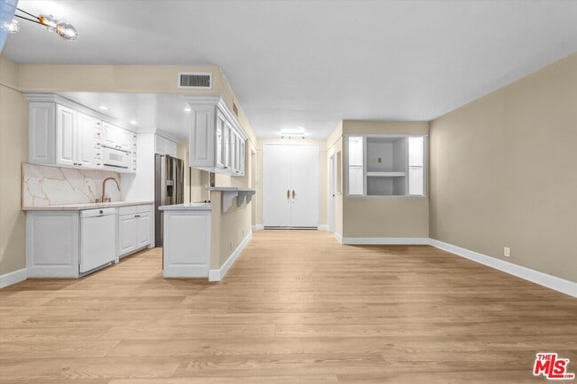 Building Photo - 1131 Alta Loma Rd Unit 119