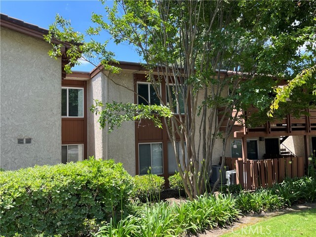 Building Photo - 3719 Country Club Dr Unit 8