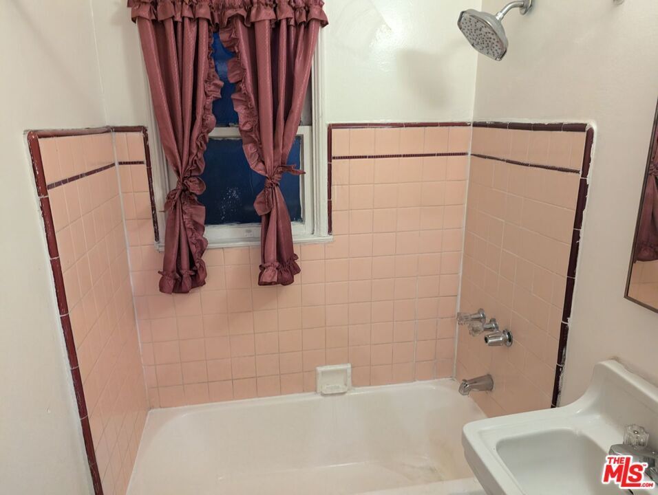 Photo - 8472 Main St