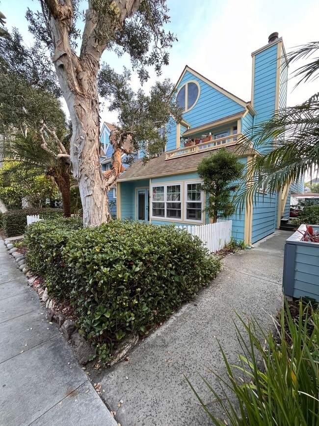 Building Photo - Mission Beach, 2 bedroom, 2 bathroom, with New Carpet, Parking, Laundry, Patio (807 Nantasket Ct.... Unit A