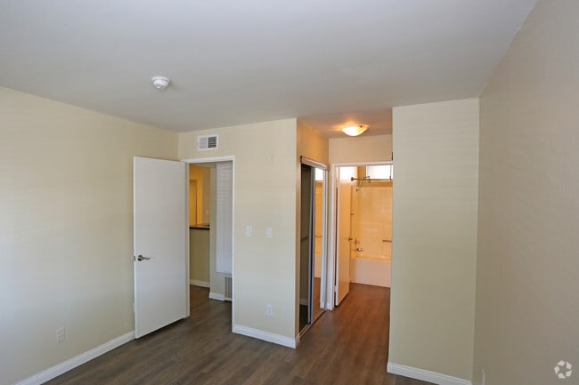 Photo - Chateau Woodley Hart Apartments