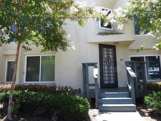 Building Photo - Lovely 2 bedroom townhouse