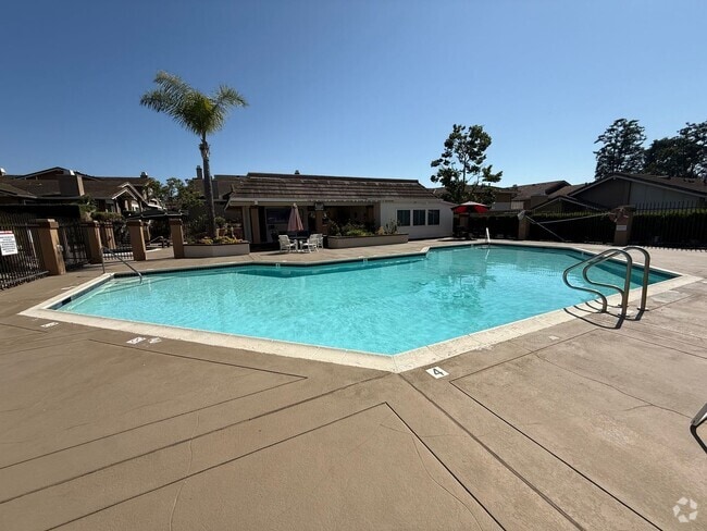Building Photo - Stunning Townhome with Fabulous Community ...