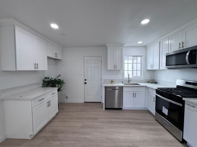Photo - 618 W 6th St Apartment