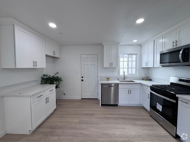Building Photo - 618 W 6th St Rental