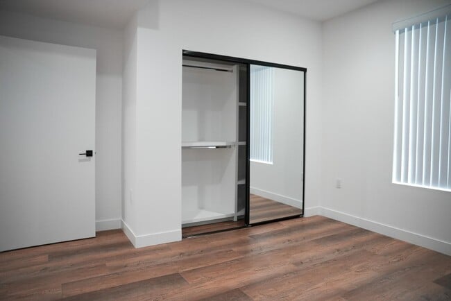 Building Photo - 8940 Reseda Blvd