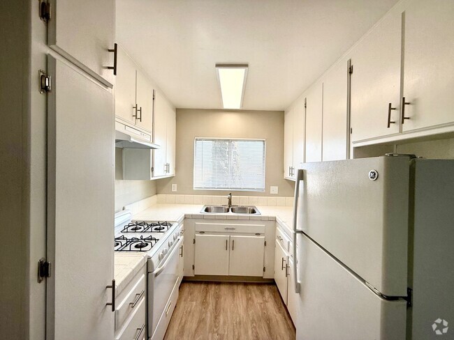 Building Photo - 1 Bedroom. Brand new flooring and paint! Unit #06 Rental