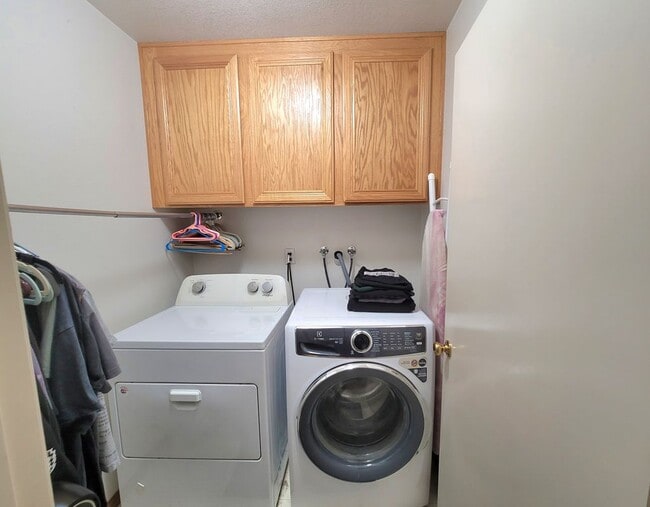 Photo - 5560 Barclay Ct