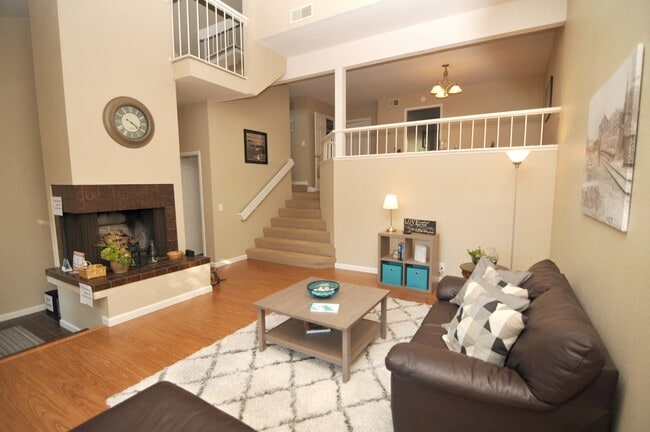 Building Photo - 3323 Caminito Eastbluff Unit 173