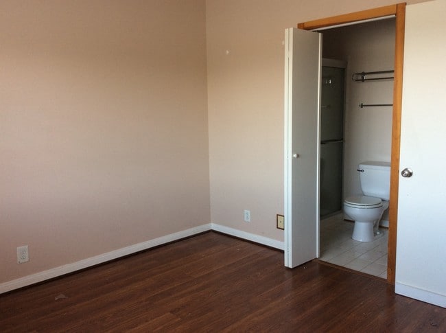 Guestroom - 12711 Mitchell Ave