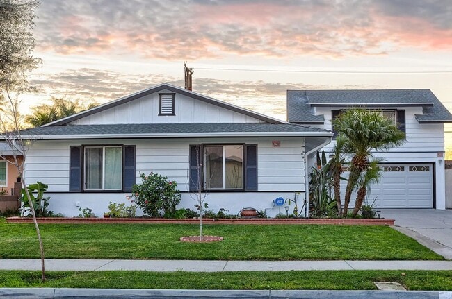 Building Photo - Furnished Home in HB