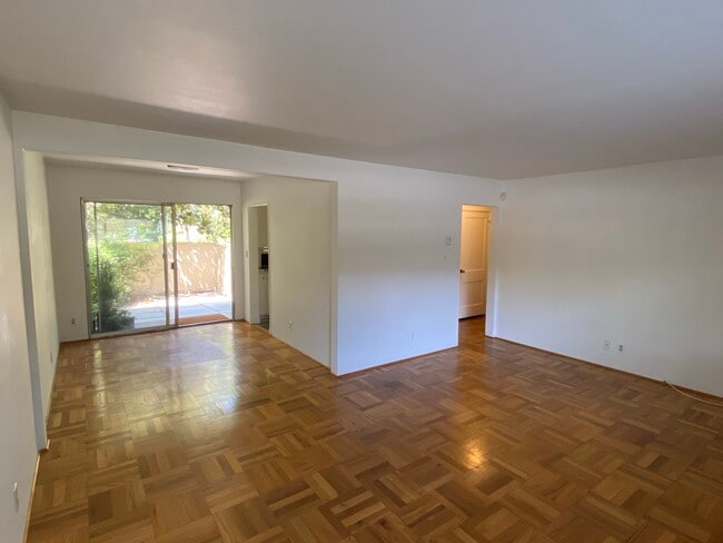 Living area panoramic - 5414 Village Grn Unit 5414 Village Green