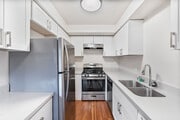 1BR, 1BA - 671SF - Kitchen - 303 N. Oakland Apartments