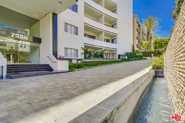 Building Photo - 7250 Franklin Ave Unit 1207