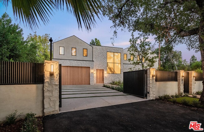 Photo - 5064 Encino Ave