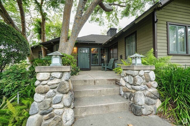 Building Photo - COMING SOON!!! BEAUTIFUL HISTORIC HOME LOC...