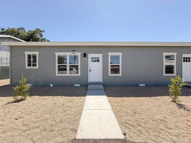 Building Photo - ~ AVAILABLE NOW ~ DUPLEX (LEFT)