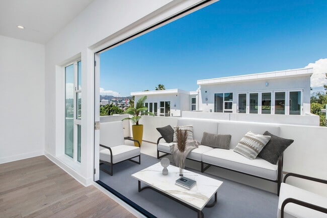 Building Photo - 857 1/2 Hyperion Ave Rental
