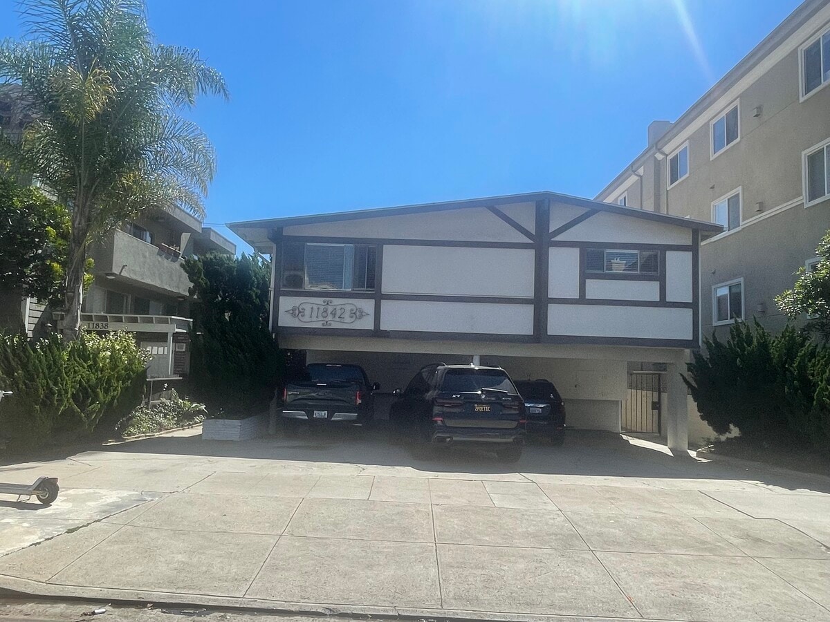 Photo - 11842 Goshen Ave