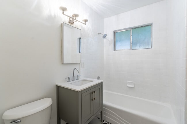 Bathroom - 1231 E Mason St