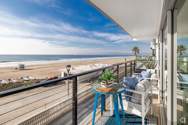 2BR, 2BA - 900SF - Balcony - 2208 The Strand