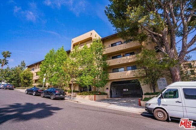 Building Photo - 10982 Roebling Ave Unit 4