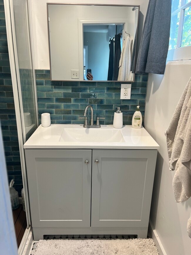 vanity (36") - 1423 Bellevue Ave Unit Bungalow