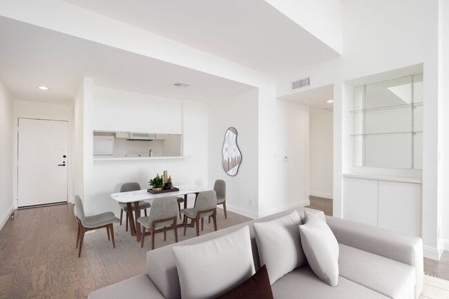 Building Photo - 1616 N Serrano Ave Unit 205