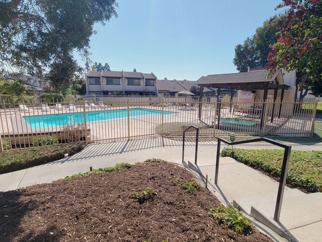 Building Photo - Torrance Townhouse for LEASE | 3 Bed/2 Bat...