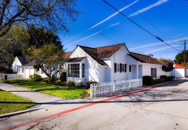 Photo - Beautiful 4 bedroom, 3 bath house. Available end of March. Long Term Unfurnished Rental!