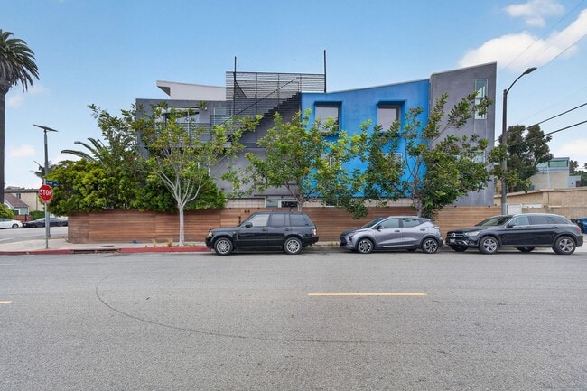 Building Photo - Discover this striking 3 bedroom apartment for rent in Venice, offering 4 bathrooms, contemporary...