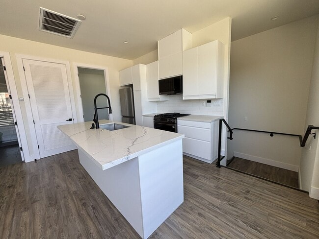 Building Photo - Brand new 2 Bed 2 Bath Unit B