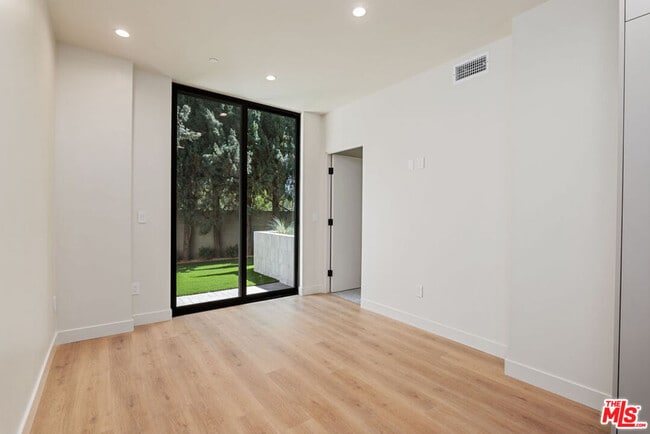 Photo - 428 Arnaz Dr